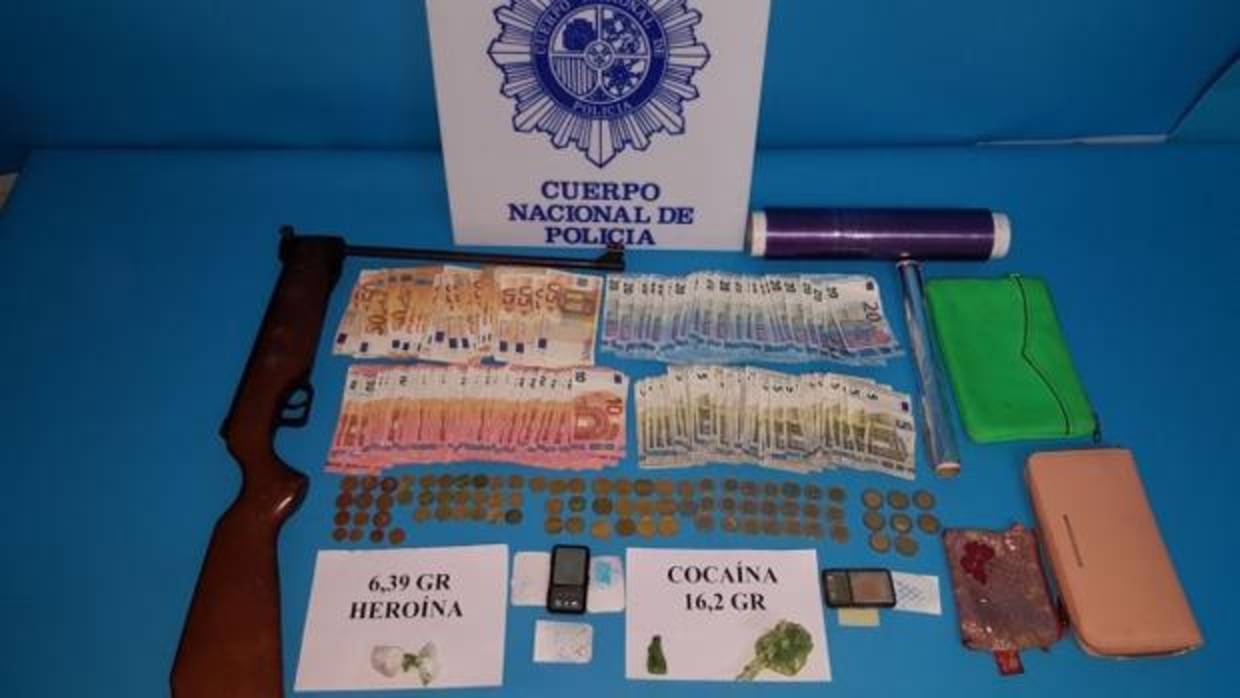La droga, el dinero en efectivo y otros utensilios incautados por la Policía Nacional en Linares