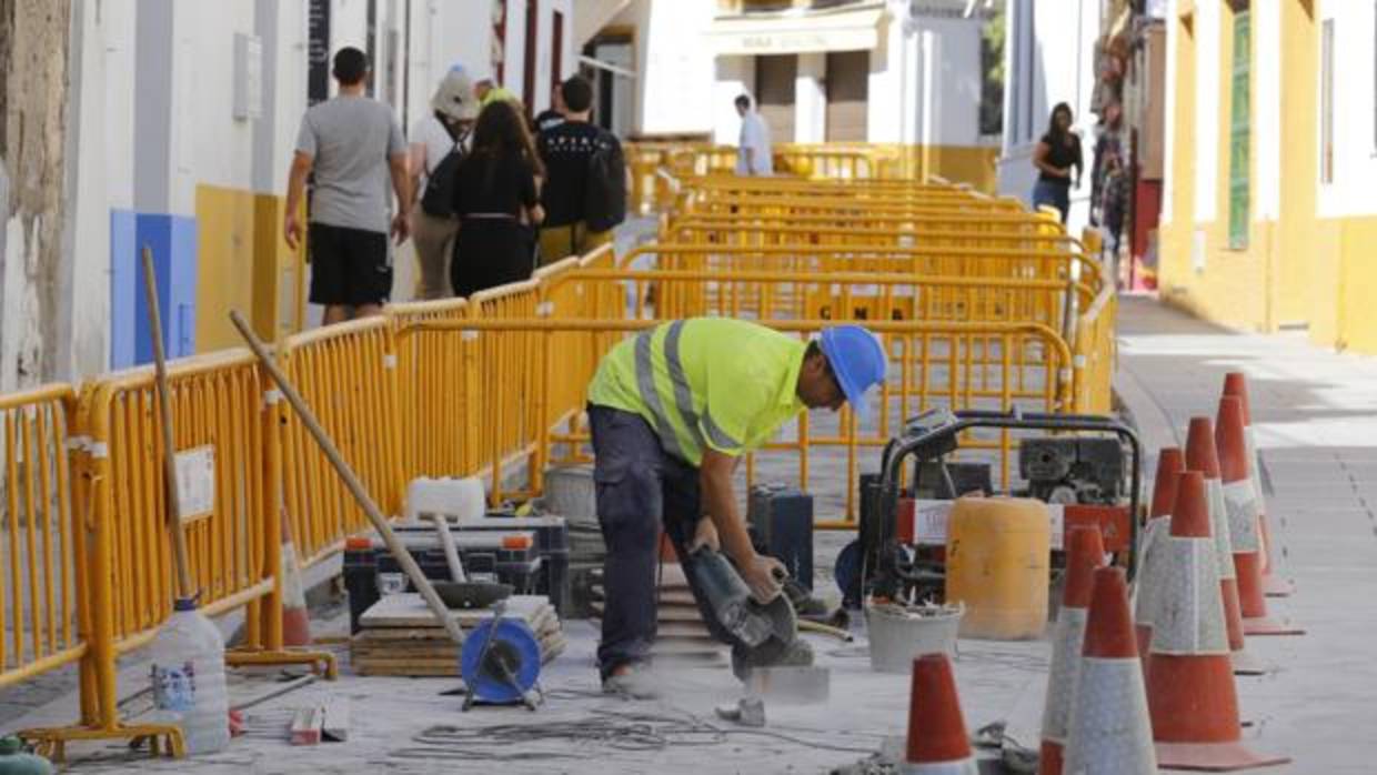 Obras en la calle Cardenal González este verano