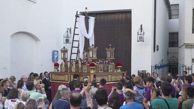 ¿Cuál es el origen de las procesiones de la Santa Cruz en Córdoba?