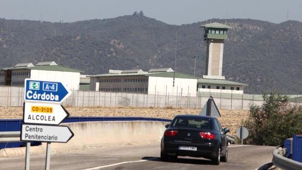 Abandona la huelga de hambre uno de los dos presos de Córdoba y la mantiene el otro tras casi 20 días