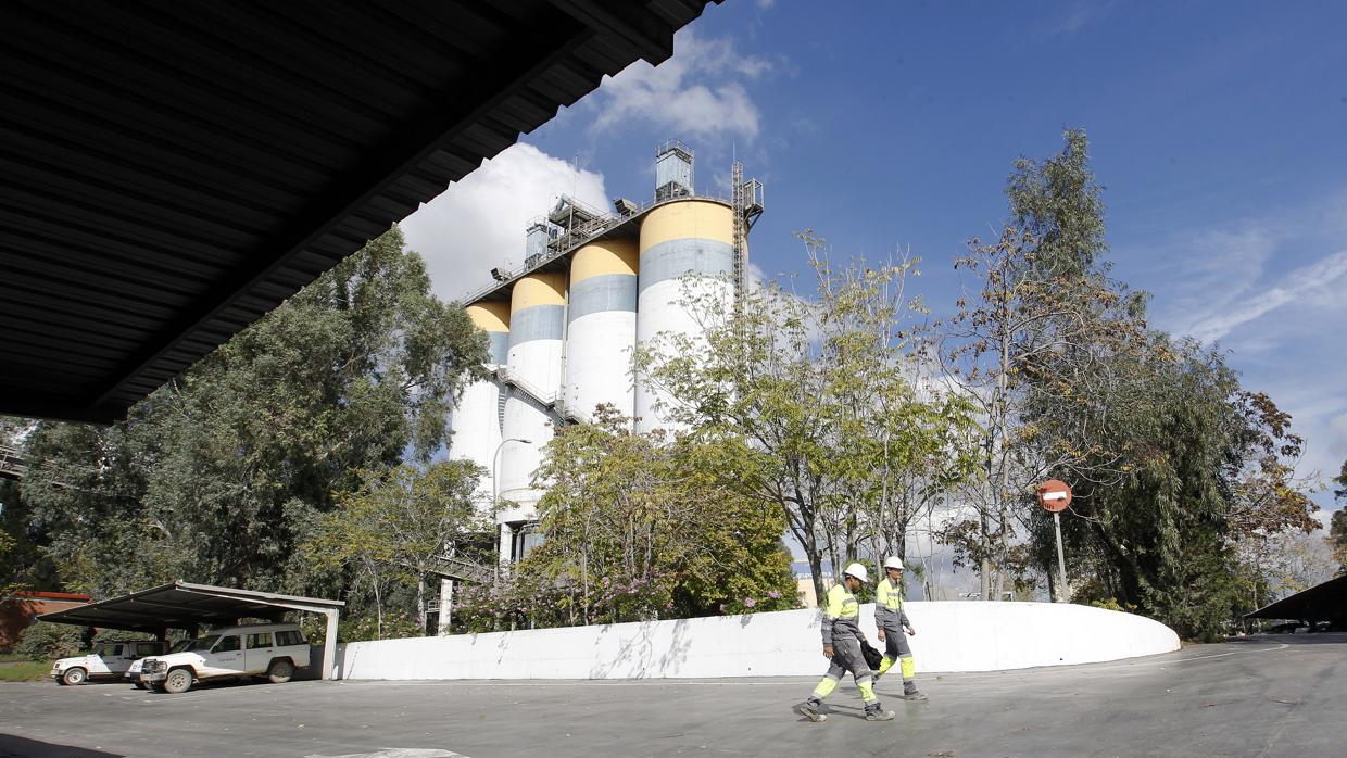 Interior de la factoría de cemento