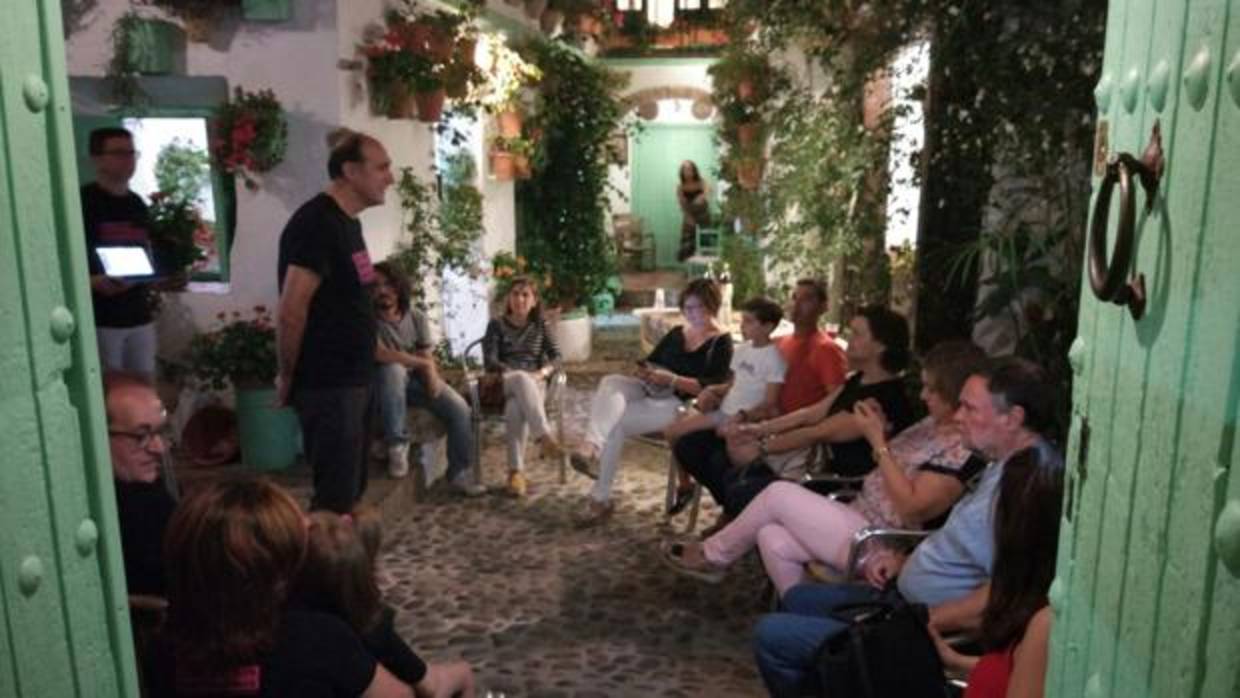 Un científico da una charla en un patio del casco histórico