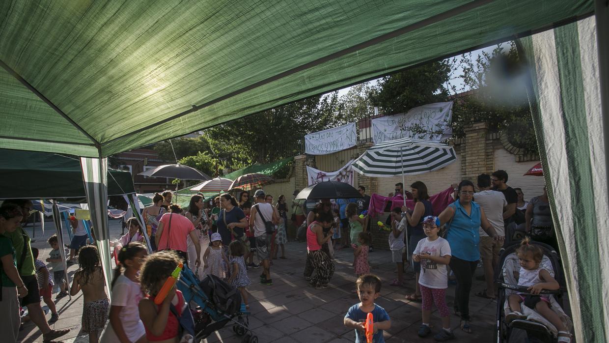 Los padres y alumnos del Ceip Arias Montano, en Sevilla, protestando por el calor