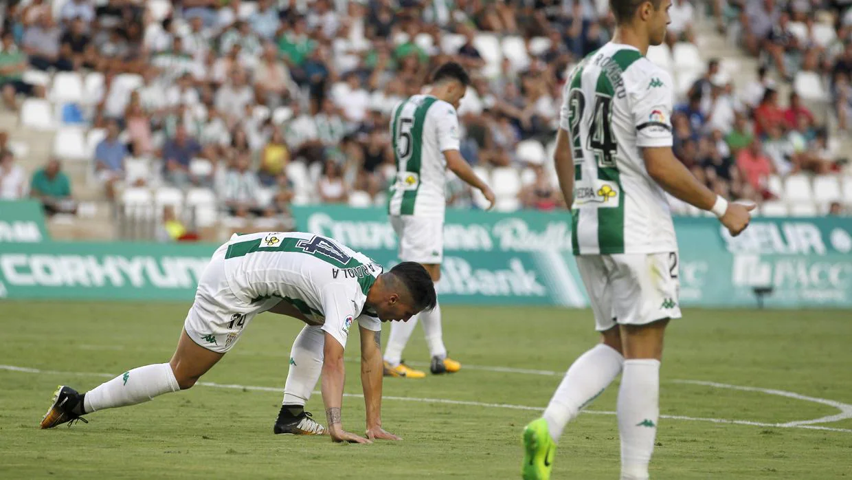 Sergi Guardiola se levanta después de una acción acontecida ante el Cádiz