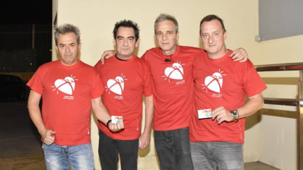 Hombres G con la camisera de la donación de órganos