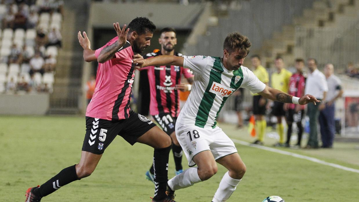 El central del Córdoba Josema conduce el balón