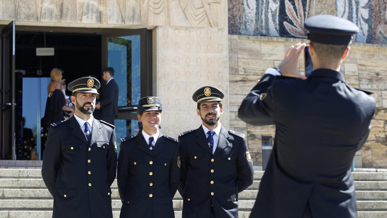 Agentes de Policía se fotografían en el acto del Día de los Custodios