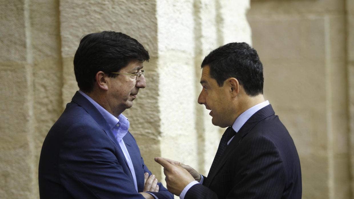 Marín y Moreno conversan en el salón de Plenos del Parlamento durante una sesión de abril de 2016