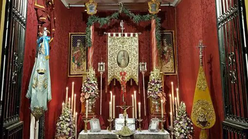 El Simpecado de Córdoba, preparado para el rosario del sábado