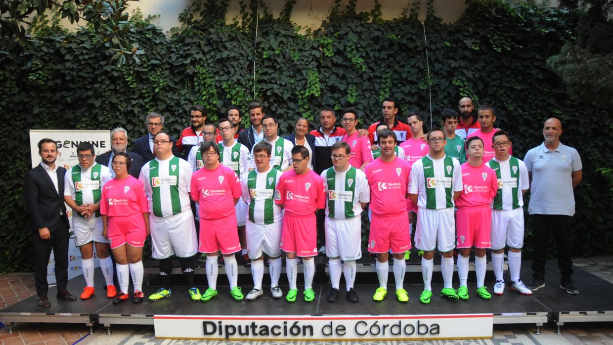 La plantilla del Córdoba CF de la Liga Genuine, con el presidente este miércoles en la Diputación