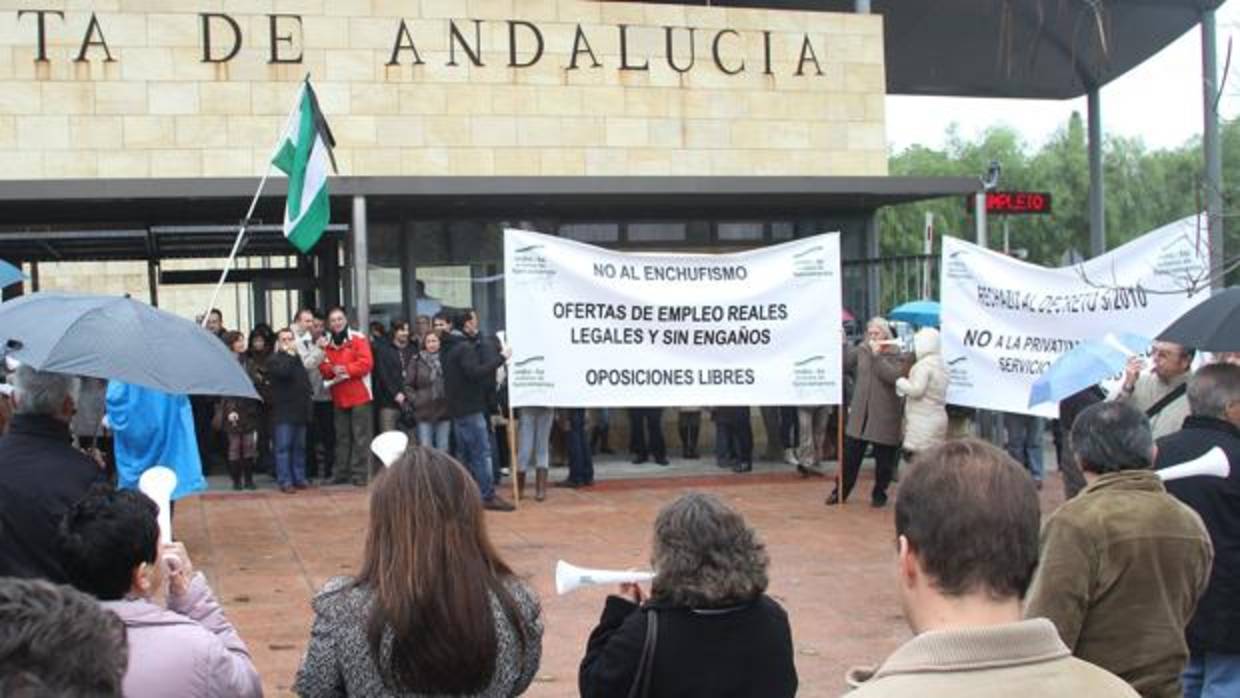 Protesta de funcionarios de la Junta contra la «ley del enchufismo»