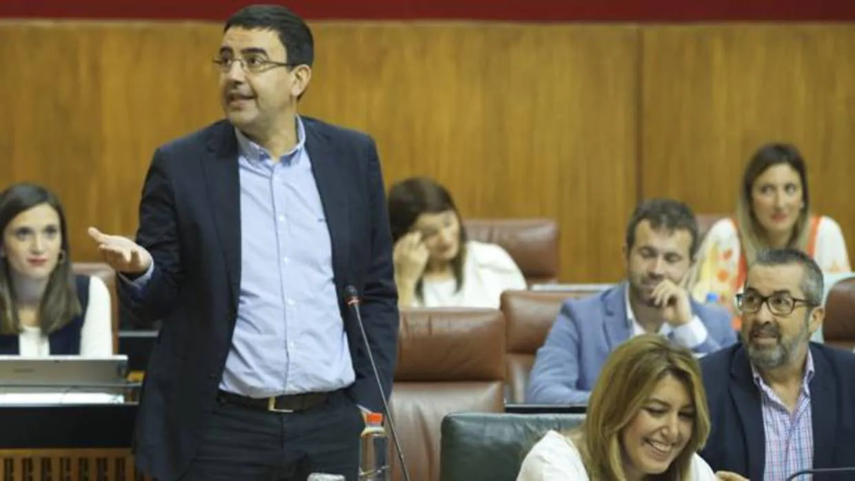 El portavoz socialista, Mario Jiménez, ha criticado duramente al líder de la oposición, Juanma Moreno