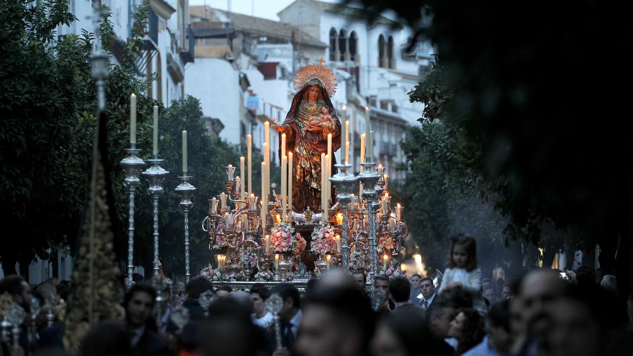 La Virgen del Amparo, durante su procesión