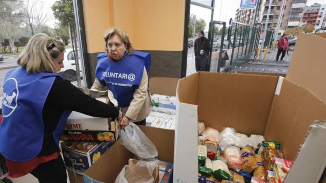 Voluntarios del Banco de Alimentos recogen comida en Mercadona