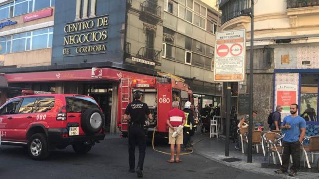 Los bomberos, ante el local siniestrado