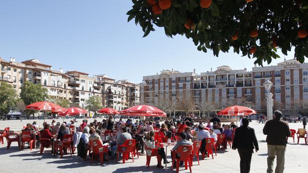 Mesas y sillas en la plaza del Zoco