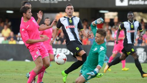 Lavín detiene un balón frente al Cartagena