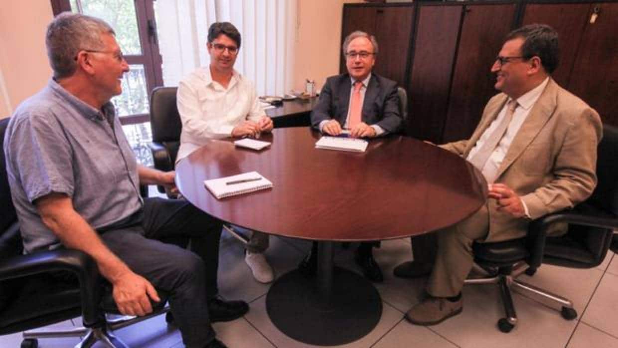 García junto al presidente de CECO en una reunión sobre licencias