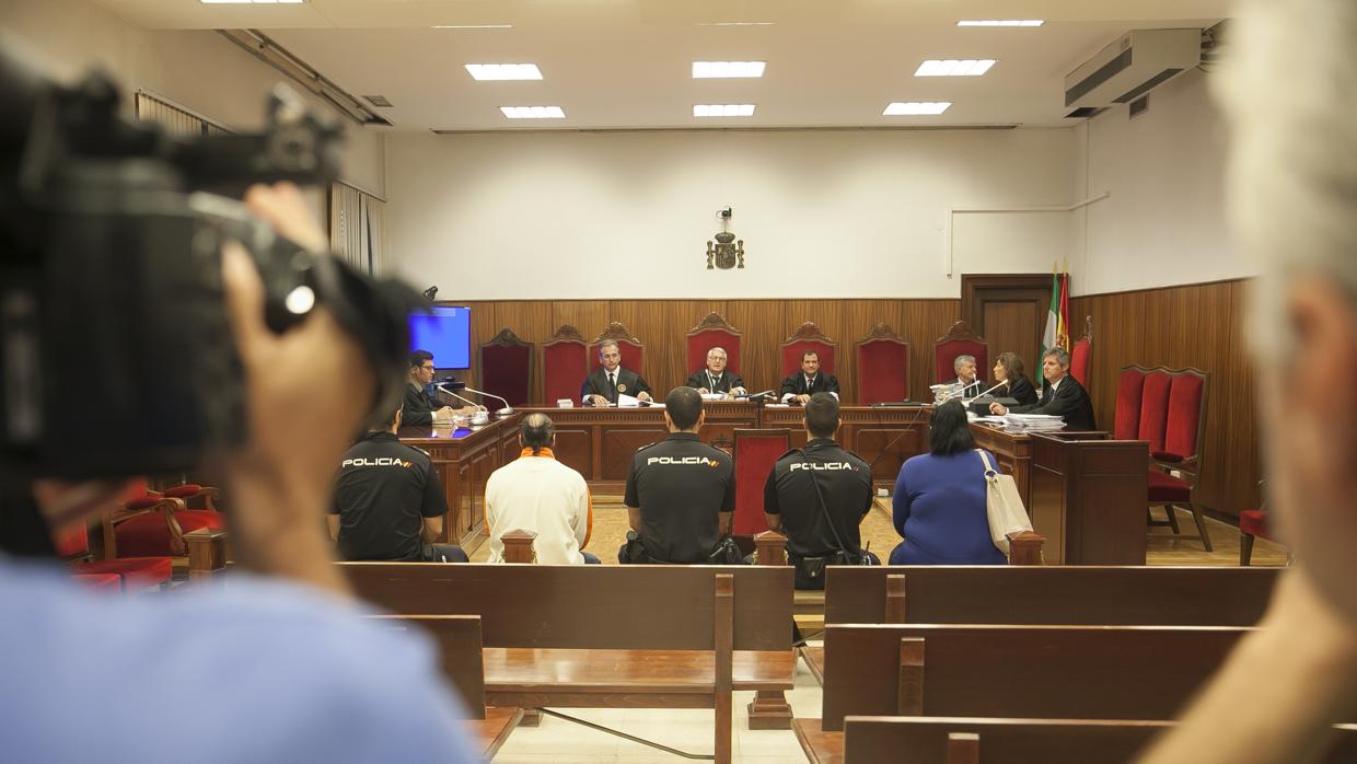 Los padres acusados frente al tribunal de la Sección Tercera