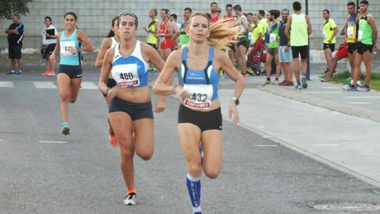 Raquel Hernández (en primer plano), durante la carrera