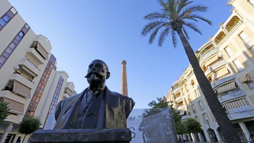 Busto de Carlos Carbonell en la plaza Flor del Olivo