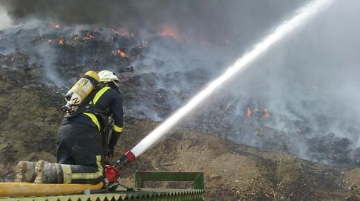 Un bombero del SEIS de Córdoba en el interior del vertedero