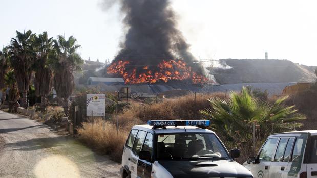 El control sobre el incendio en la planta de reciclaje se extrema: los bomberos reciben refuerzos