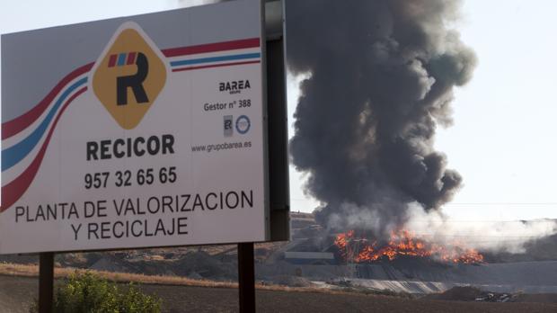 El Ayuntamiento de Códoba admite que el humo es tóxico pero los vientos no van hacia la zona urbana