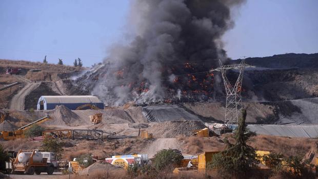 La Junta de Andalucía descarta treinta horas después problemas en la calidad del aire por el incendio