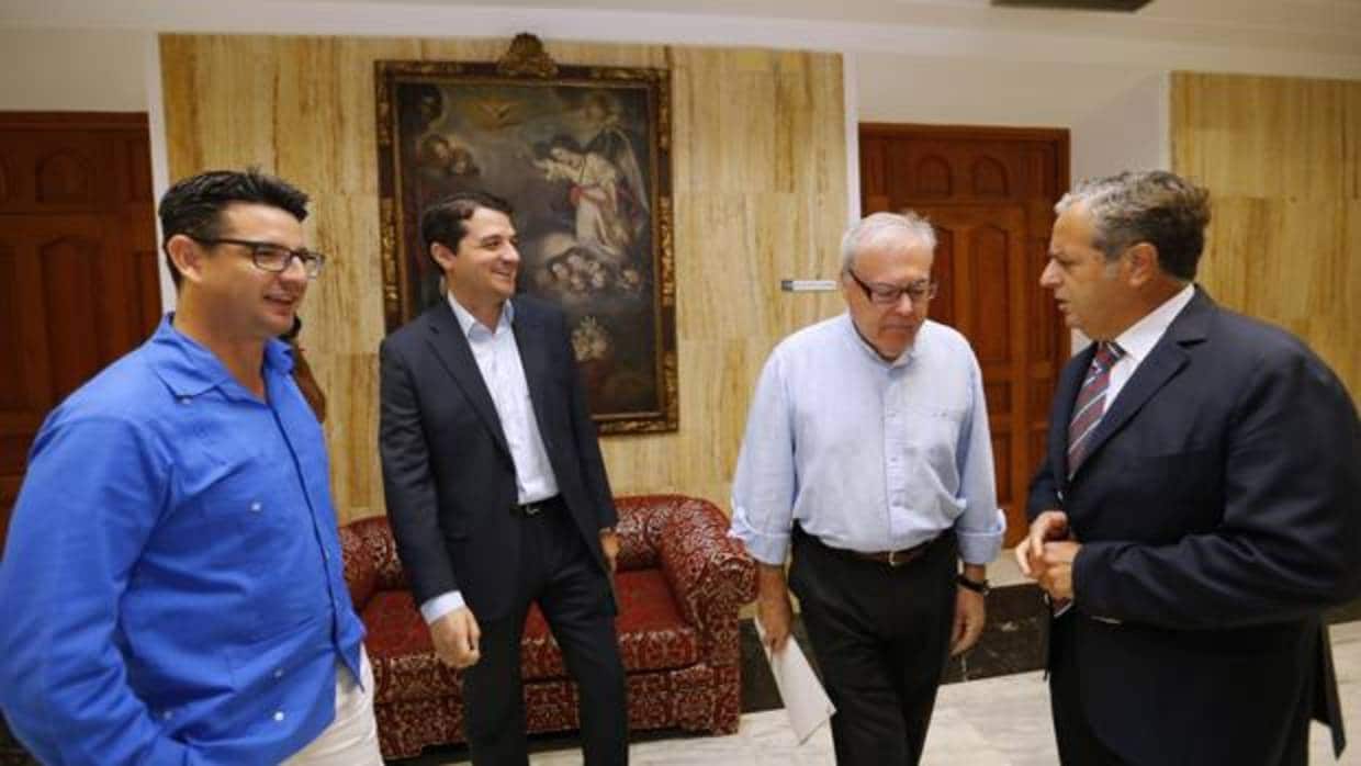 García (IU) junto a Bellido y Fuentes (PP), que conversan con Aumente (PSOE)