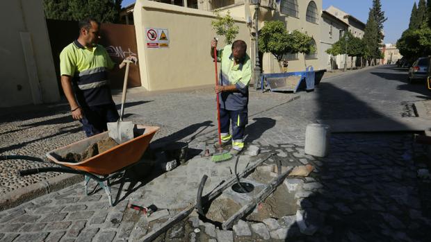 Arranca la reinstalación de la pilona en la calle Amador de los Ríos para blindar el entorno de la Mezquita