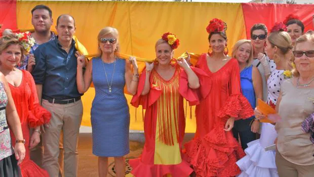 En el centro y vestida de flamenca con los colores de España, la alcaldesa de Fuengirola, Ana Mula (PP)
