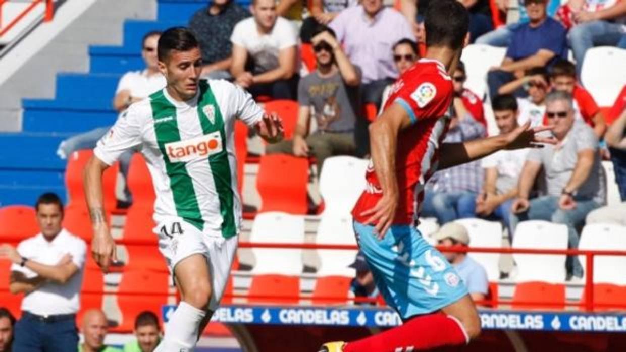 Jovanovic pugna por un balón aéreo, en un instante del partido entre el CD Lugo y el Córdoba CF