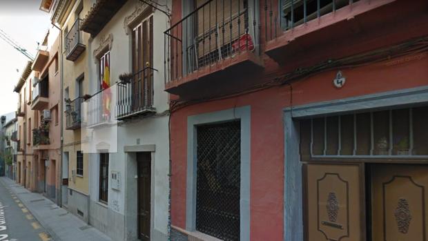 Un incendio calcina un ático de un bloque de viviendas en Granada