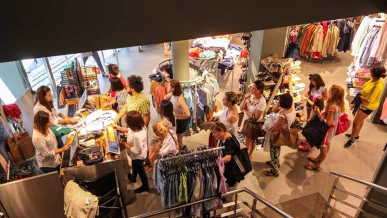 Clientas de una tienda de ropa del Centro de la ciudad