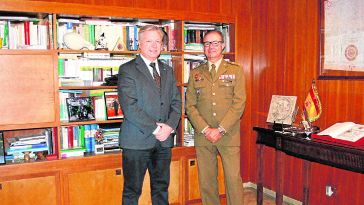 El subdelegado del Gobierno, Primo Jurado, junto a Nicolás de Bari Millán Cruz