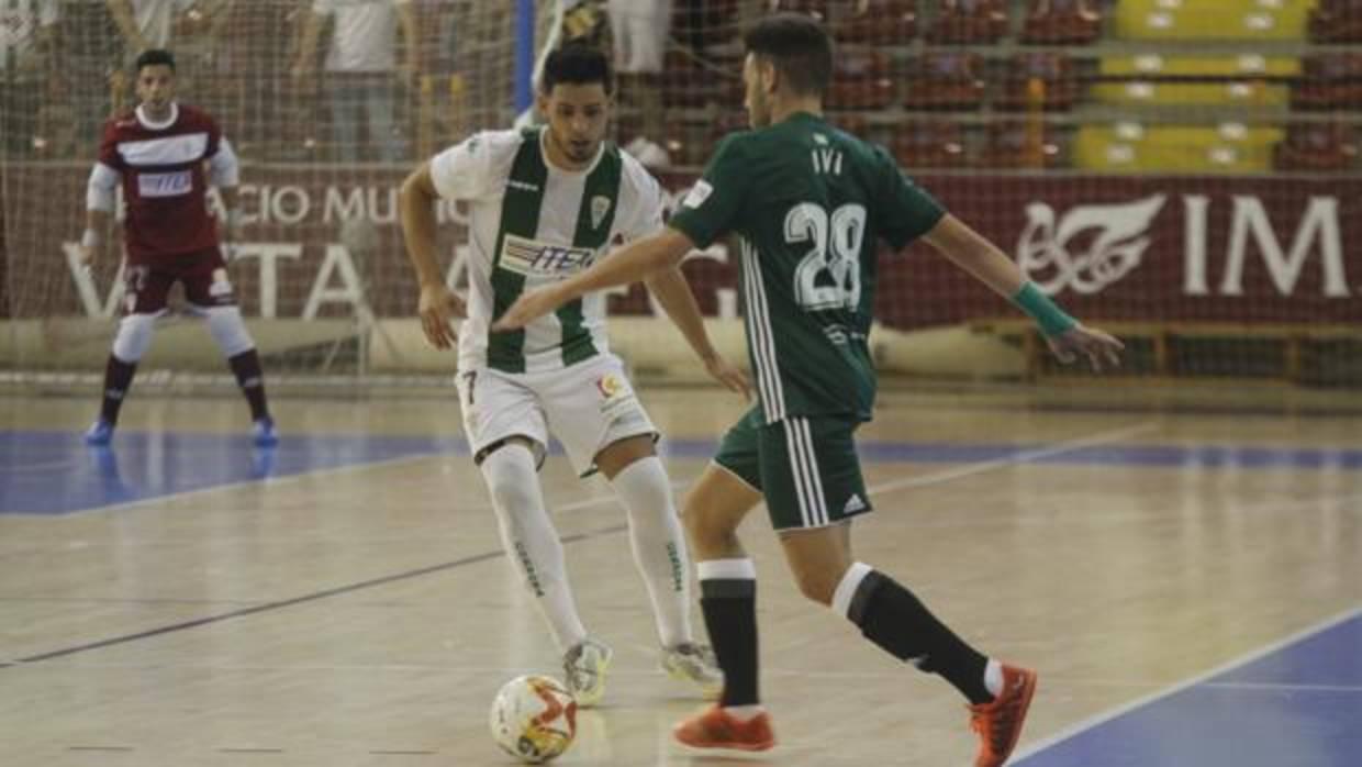 Jesús Rodríguez encima a Ivi, jugador del Real Betis Futsal