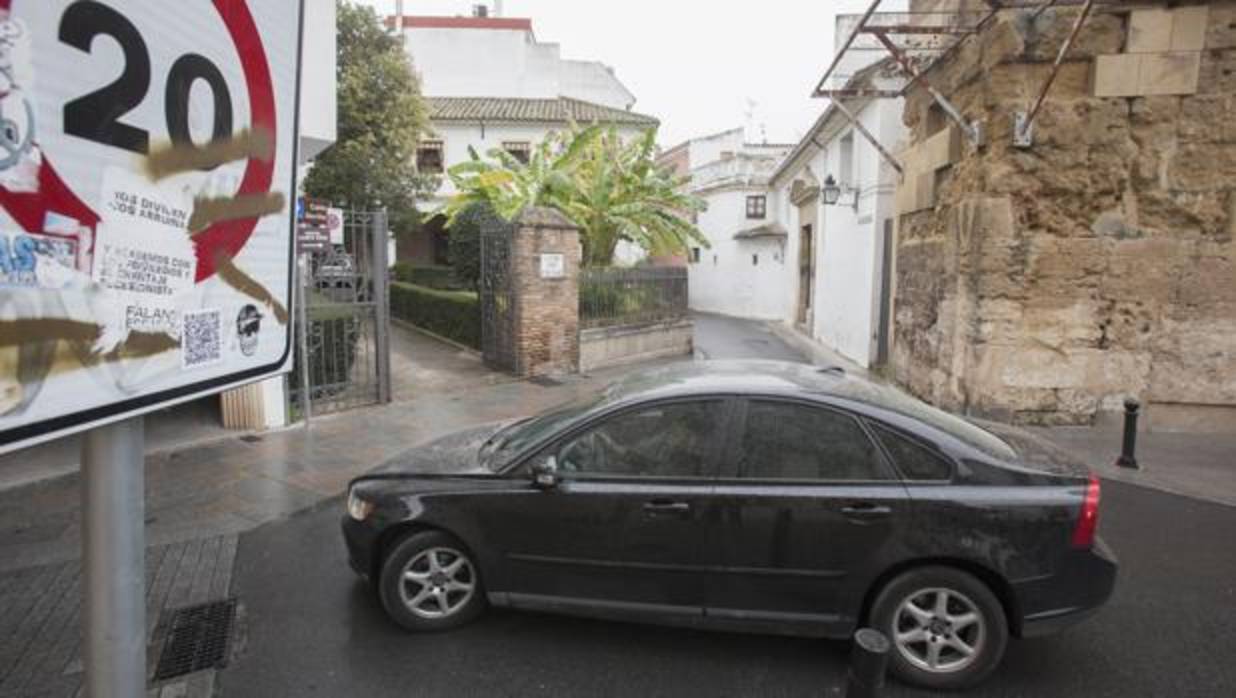 Un coche en la plaza de San Juan, junto a las Esclavas