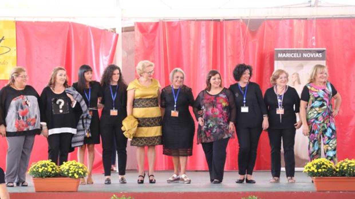 Modelos y organizadoras del desfile a beneficio de la asociación de Lucena de fibromialgia