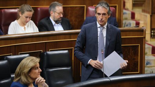 El ministro de Fomento, Iñigo de la Serna, durante una comparecencia en el Congreso