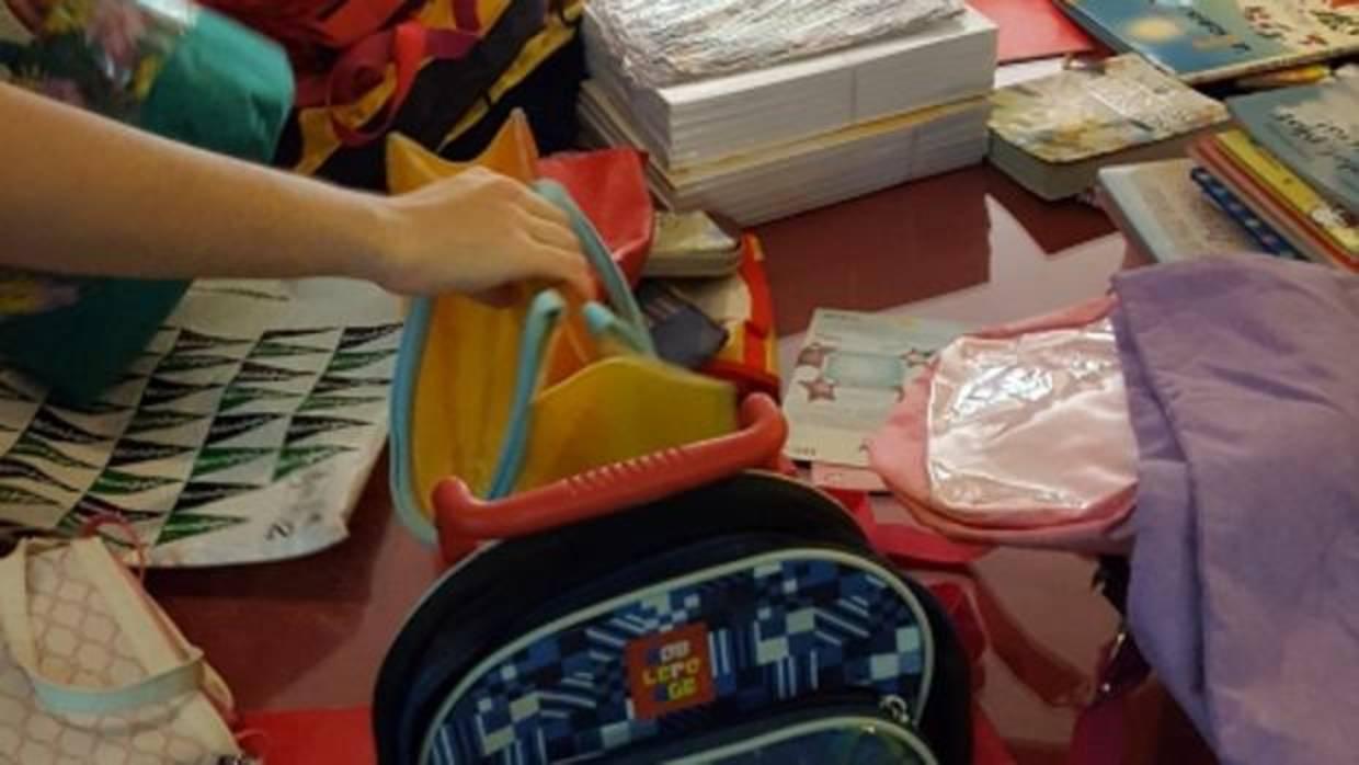 Material escolar recogido por los jóvenes de la Merced