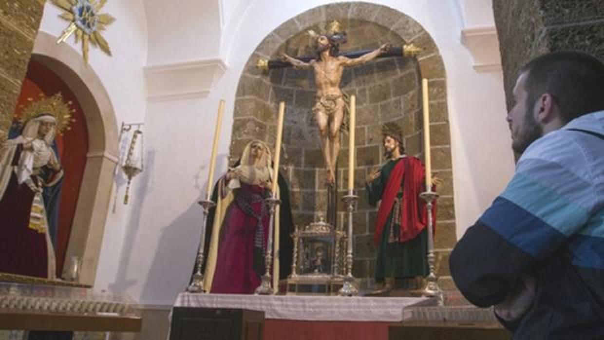 Los titulares del Perdón, en su capilla de Santa Cruz durante la pasada Semana Santa.