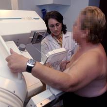 Una paciente se hace una mamografía