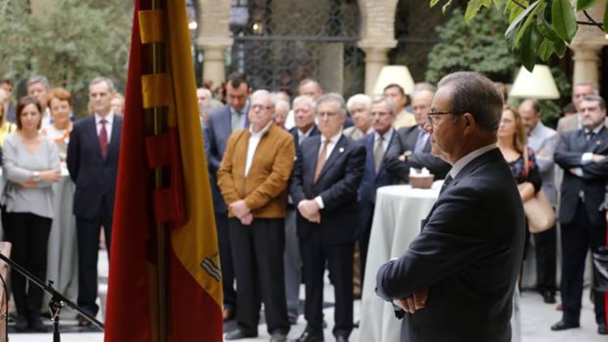 Nicolás de Bari Millán, junto a la bandera de España, en el Real Círculo de la Amistad