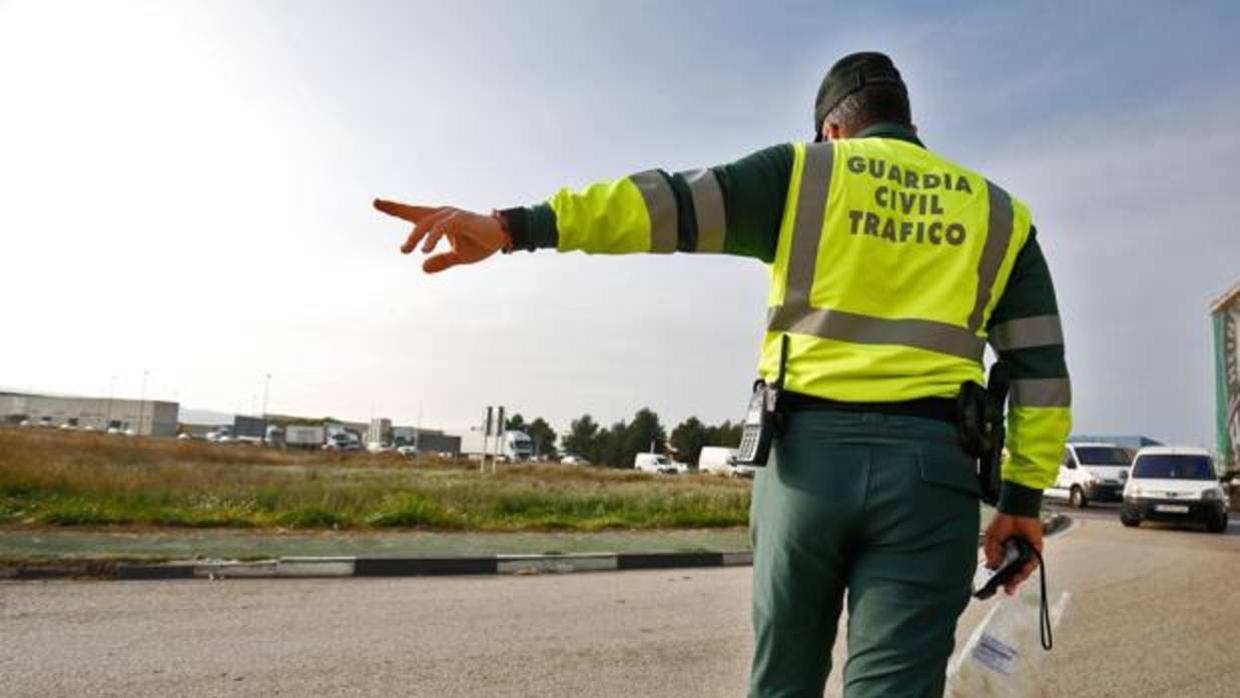 Un agente de Tráfico en una vía