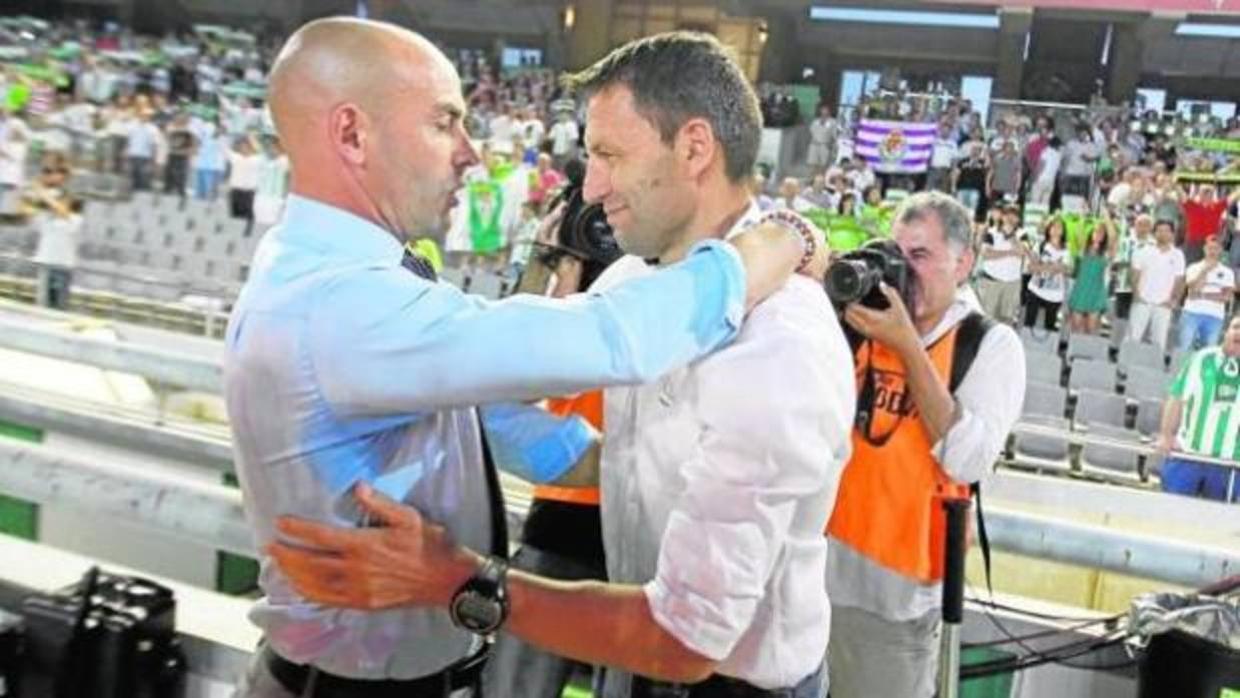 Paco Jémez y Miroslav Djukic se saludan antes de empezar el Córdoba-Real Valladolid