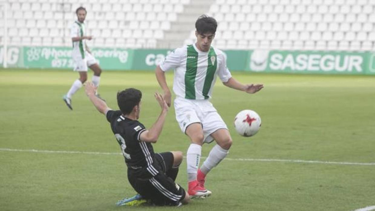 Álvaro Aguado pelea la pelota con Julio, jugador del Betis Deportivo