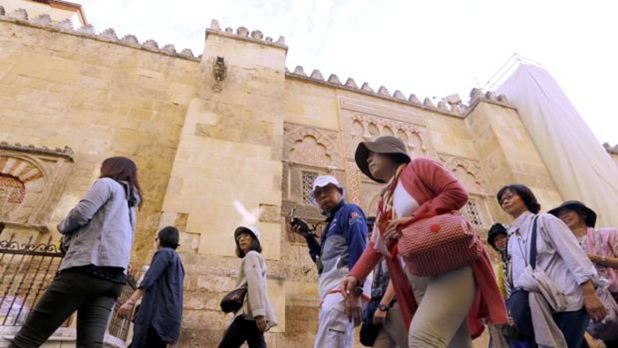 Turistas japoneses al pie de la Mezquita-Catedral de Córdoba