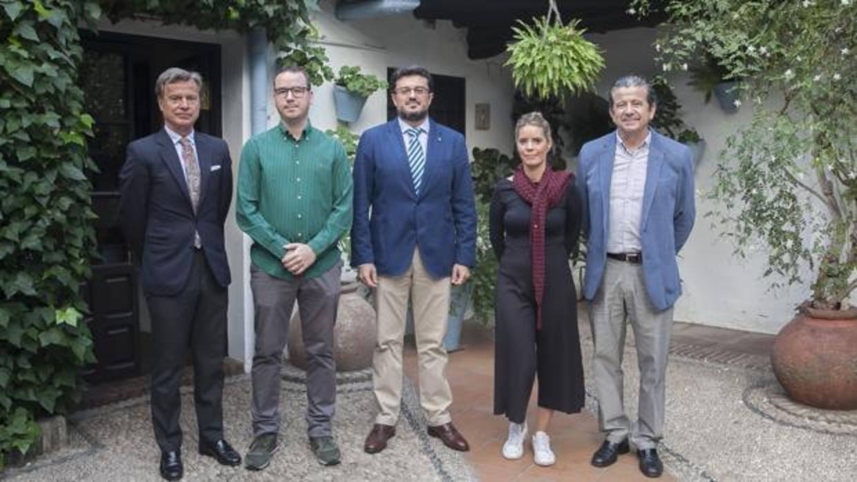 El director de ABC de Córdoba, Francisco J. Poyato, con el jurado de los premios en Bodegas Campos