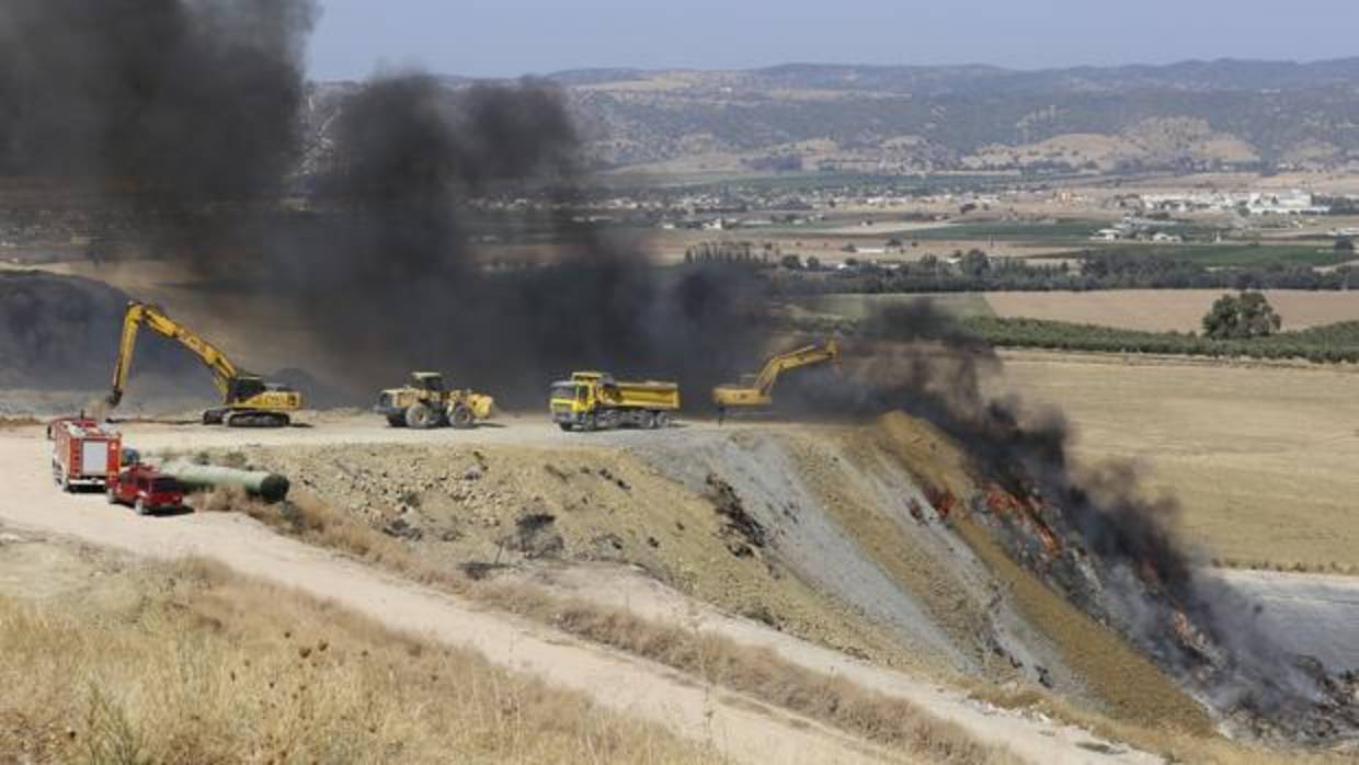 Máquinas trabajan en la extinción del incendio del vertedero